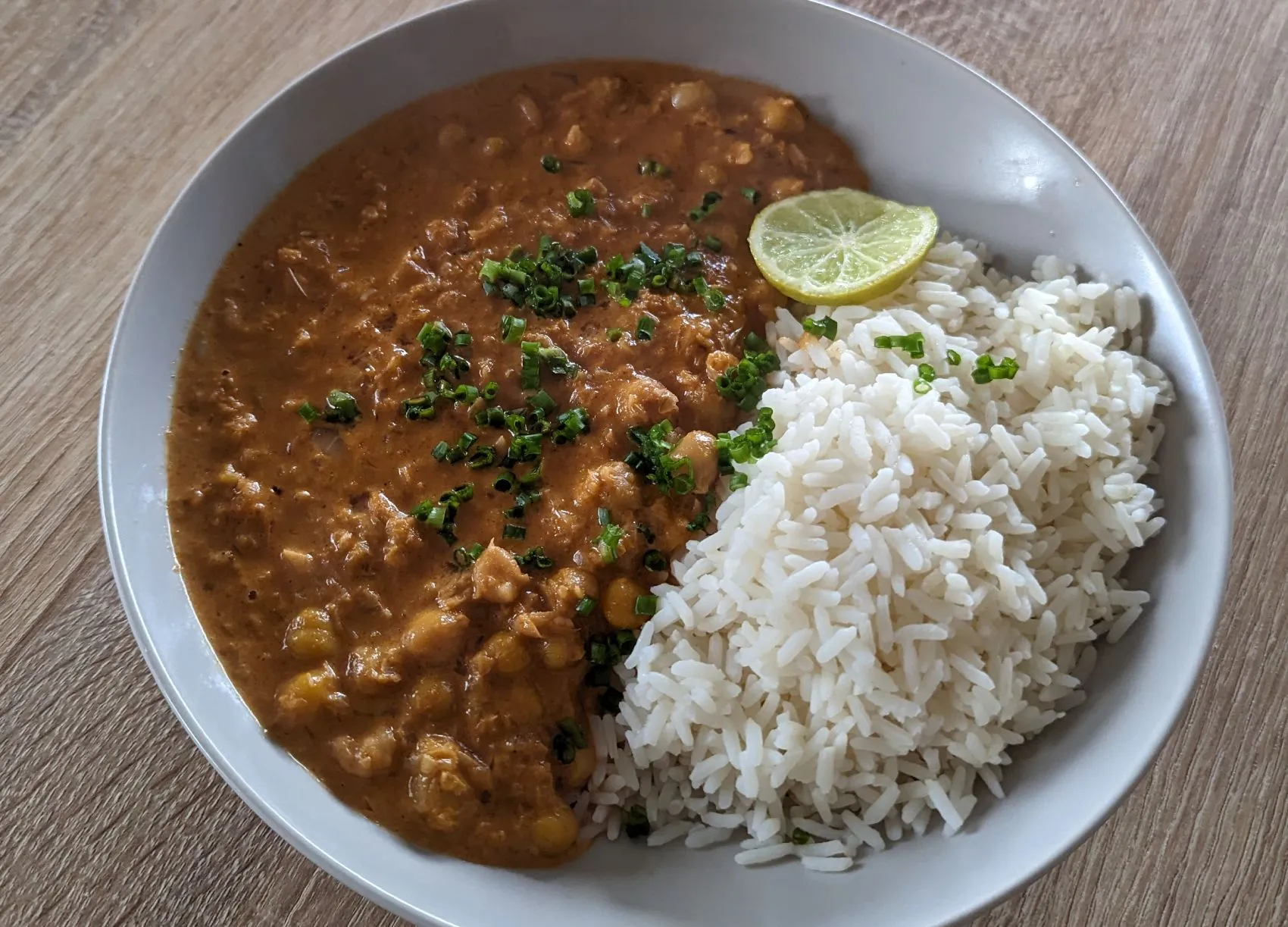 Teller mit Kichererbsen-Curry und Reis.